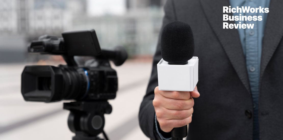 2 Perbandingan Antara Media Berbayar Dan Perhubungan Awam